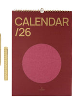Laden Sie das Bild in den Galerie-Viewer, Großformatiger A3 Kalender 2026 von A-Journal in warmen Pinktönen – stilvoller Wandkalender mit Monatsübersichten und praktischen Listen für optimale Planung.