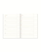 Laden Sie das Bild in den Galerie-Viewer, A-Journal One Line a Day Tagebuch in rosa kariertem Design, 5-Jahres-Journal, Hardcover 19x13 cm.