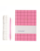 Laden Sie das Bild in den Galerie-Viewer, A-Journal One Line a Day Tagebuch in rosa kariertem Design, 5-Jahres-Journal, Hardcover 19x13 cm.