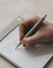 Laden Sie das Bild in den Galerie-Viewer, Kugelschreiber in Grau mit Herz in Papierverpackung von Eulenschnitt