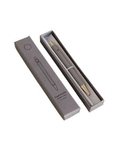 Laden Sie das Bild in den Galerie-Viewer, Kugelschreiber in Grau mit Herz in Papierverpackung von Eulenschnitt