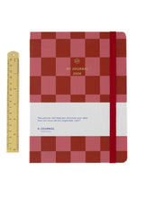 Laden Sie das Bild in den Galerie-Viewer, My Journal 2026 Checkered Red/Pink von A-Journal – eleganter Planer in zartem Rosa mit Hardcover, Wochen- und Monatsübersichten, Checklisten, Lesebändchen und elastischer Verschluss.