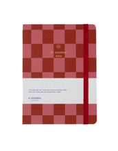 Laden Sie das Bild in den Galerie-Viewer, My Journal 2026 Checkered Red/Pink von A-Journal – eleganter Planer in zartem Rosa mit Hardcover, Wochen- und Monatsübersichten, Checklisten, Lesebändchen und elastischer Verschluss.