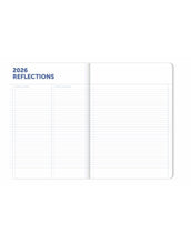 Laden Sie das Bild in den Galerie-Viewer, Kalender My Journal 2026 A4 Circle von A-Journal – großformatiger Hardcover-Planer mit minimalistischem Design, Wochen- und Monatsübersichten, Zeitspalten und Lesebändchen.