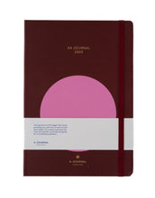 Laden Sie das Bild in den Galerie-Viewer, Kalender My Journal 2026 A4 Circle von A-Journal – großformatiger Hardcover-Planer mit minimalistischem Design, Wochen- und Monatsübersichten, Zeitspalten und Lesebändchen.