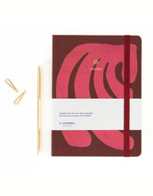 Laden Sie das Bild in den Galerie-Viewer, A-Journal Notizbuch Collage in Pink, Hardcover mit Soft Touch, linierte Seiten, 21,5x16 cm.