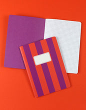 Laden Sie das Bild in den Galerie-Viewer, Notizheft kariert I Streifen - Lila/Rot