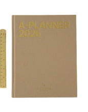 Laden Sie das Bild in den Galerie-Viewer, Planer 2026 Leinen Beige von A-Journal – eleganter Jahresplaner mit Leineneinband, handgemalten Monatsillustrationen, Wochen- und Monatsübersichten, Checklisten, Lesebändchen und viel Platz für Notizen.