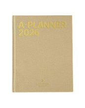 Laden Sie das Bild in den Galerie-Viewer, Planer 2026 Leinen Beige von A-Journal – eleganter Jahresplaner mit Leineneinband, handgemalten Monatsillustrationen, Wochen- und Monatsübersichten, Checklisten, Lesebändchen und viel Platz für Notizen.