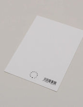 Laden Sie das Bild in den Galerie-Viewer, Postkarte Bow von Eulenschnitt mit roter Aquarellschleife auf matt lackiertem 400g Papier im DIN-A6-Format – ideal als Weihnachtskarte oder Geschenkanhänger.