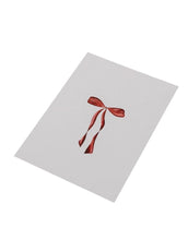 Laden Sie das Bild in den Galerie-Viewer, Postkarte Bow von Eulenschnitt mit roter Aquarellschleife auf matt lackiertem 400g Papier im DIN-A6-Format – ideal als Weihnachtskarte oder Geschenkanhänger.