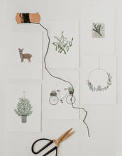 Laden Sie das Bild in den Galerie-Viewer, Postkarte Christmas Gift von Eulenschnitt, Aquarellmotiv eines festlich verpackten Geschenks, DIN A6, matt lackiertes 400 g Papier.