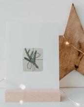 Laden Sie das Bild in den Galerie-Viewer, Postkarte Christmas Gift von Eulenschnitt, Aquarellmotiv eines festlich verpackten Geschenks, DIN A6, matt lackiertes 400 g Papier.