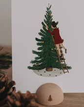 Laden Sie das Bild in den Galerie-Viewer, Weihnachtliche Aquarellkarte Tree Girl von Eulenschnitt, zeigt ein Mädchen mit geschmücktem Weihnachtsbaum, A6, 400 g matt lackiertes Papier.