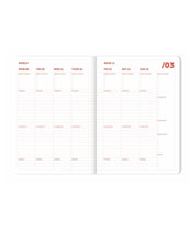 Laden Sie das Bild in den Galerie-Viewer, Spiral Organizer 2026 Coral von A-Journal – stylischer Terminplaner in Pink und Rot mit Ringbindung, Wochen- und Monatsübersichten, Checklisten und Notizseiten.