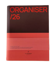 Laden Sie das Bild in den Galerie-Viewer, Spiral Organizer 2026 Coral von A-Journal – stylischer Terminplaner in Pink und Rot mit Ringbindung, Wochen- und Monatsübersichten, Checklisten und Notizseiten.