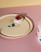 Laden Sie das Bild in den Galerie-Viewer, Kuchenplatte mit Deckel Pippi Langstrumpf von Muurla, runde Platte aus Stahl mit Haube und Pippi-Motiv, ideal für Torten und Geburtstage