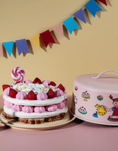 Laden Sie das Bild in den Galerie-Viewer, Kuchenplatte mit Deckel Pippi Langstrumpf von Muurla, runde Platte aus Stahl mit Haube und Pippi-Motiv, ideal für Torten und Geburtstage