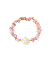 Laden Sie das Bild in den Galerie-Viewer, Armband mit rosafarbenen Muscheln und einem auffälligen Muschel-Highlight.
Sommerlicher Schmuckmix aus Stein, Muschel und Edelstahl.