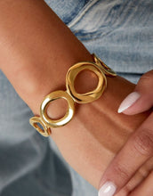 Laden Sie das Bild in den Galerie-Viewer, Goldfarbener Armreif im Retro-Stil mit offenen, kreisförmigen Elementen.
Aus 14K-vergoldetem, wasserfestem Edelstahl.