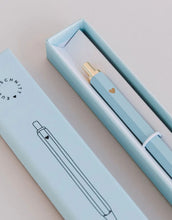 Laden Sie das Bild in den Galerie-Viewer, Blauer Metall-Kugelschreiber von Eulenschnitt mit goldenen Details und schwarzer Mine, 12,7 cm lang.