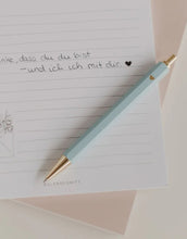 Laden Sie das Bild in den Galerie-Viewer, Blauer Metall-Kugelschreiber von Eulenschnitt mit goldenen Details und schwarzer Mine, 12,7 cm lang.