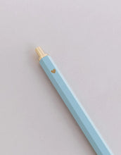 Laden Sie das Bild in den Galerie-Viewer, Blauer Metall-Kugelschreiber von Eulenschnitt mit goldenen Details und schwarzer Mine, 12,7 cm lang.