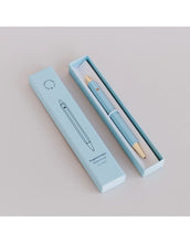 Laden Sie das Bild in den Galerie-Viewer, Blauer Metall-Kugelschreiber von Eulenschnitt mit goldenen Details und schwarzer Mine, 12,7 cm lang.