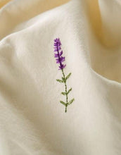 Laden Sie das Bild in den Galerie-Viewer, Stoffserviette Flora Butter Cream I Lavendel