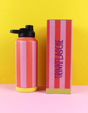 Laden Sie das Bild in den Galerie-Viewer, Ava & Yves Trinkflasche Stripes Feuerrot/Rosa/Gelb – 1 Liter Edelstahlflasche mit Sportverschluss, vakuumisoliert.