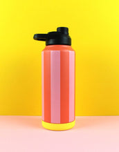 Laden Sie das Bild in den Galerie-Viewer, Ava & Yves Trinkflasche Stripes Feuerrot/Rosa/Gelb – 1 Liter Edelstahlflasche mit Sportverschluss, vakuumisoliert.