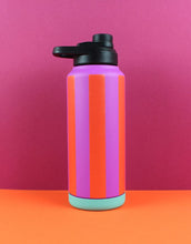 Laden Sie das Bild in den Galerie-Viewer, Ava & Yves Trinkflasche Stripes Fuchsia/Feuerrot/Petrol – 1 Liter Edelstahlflasche mit Sportverschluss, vakuumisoliert.