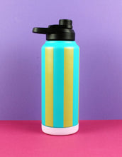 Laden Sie das Bild in den Galerie-Viewer, Ava & Yves Trinkflasche Stripes Petrol/Olive-Gold/Flieder – 1 Liter Edelstahlflasche mit Sportverschluss, vakuumisoliert.