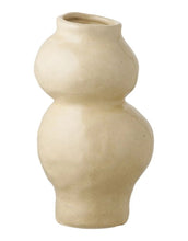 Laden Sie das Bild in den Galerie-Viewer, House Nordic Case Vase Beige, organische Keramikvase ø 10,5 cm, Höhe 19,5 cm.