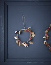 Laden Sie das Bild in den Galerie-Viewer, House Doctor Kranz Auric ø12 cm – handgemachter goldener Messingkranz mit roten Mangoholzperlen.