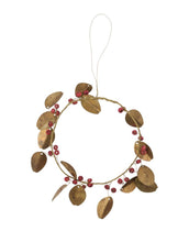 Laden Sie das Bild in den Galerie-Viewer, House Doctor Kranz Auric ø12 cm – handgemachter goldener Messingkranz mit roten Mangoholzperlen.