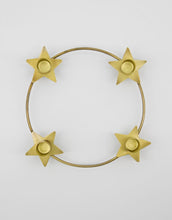 Laden Sie das Bild in den Galerie-Viewer, House Doctor Kerzenständer Stage Antikes Messing – runder handgefertigter Eisen-Kerzenhalter mit Sternendetails für Adventskerzen.