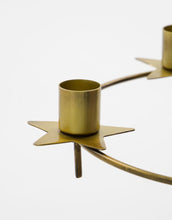 Laden Sie das Bild in den Galerie-Viewer, House Doctor Kerzenständer Stage Antikes Messing – runder handgefertigter Eisen-Kerzenhalter mit Sternendetails für Adventskerzen.