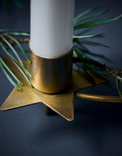 Laden Sie das Bild in den Galerie-Viewer, House Doctor Kerzenständer Stage Antikes Messing – runder handgefertigter Eisen-Kerzenhalter mit Sternendetails für Adventskerzen.