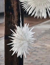 Laden Sie das Bild in den Galerie-Viewer, House Doctor Stern Dust in Off White Ø40 cm – moderner Papierstern für nordische Weihnachtsdekoration.