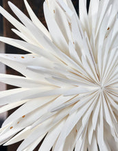 Laden Sie das Bild in den Galerie-Viewer, House Doctor Stern Dust in Off White Ø40 cm – moderner Papierstern für nordische Weihnachtsdekoration.