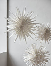 Laden Sie das Bild in den Galerie-Viewer, House Doctor Stern Dust in Off White Ø70 cm – moderner Papierstern für nordische Weihnachtsdekoration.