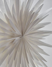 Laden Sie das Bild in den Galerie-Viewer, House Doctor Stern Dust in Off White Ø70 cm – moderner Papierstern für nordische Weihnachtsdekoration.