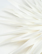 Laden Sie das Bild in den Galerie-Viewer, House Doctor Stern Dust in Off White Ø70 cm – moderner Papierstern für nordische Weihnachtsdekoration.