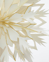 Laden Sie das Bild in den Galerie-Viewer, House Doctor Weihnachtsbaumstern Alsta Weiß/Gold – handgefertigte Papier-Baumspitze mit goldenem Glitzer und Eisen-Spirale.