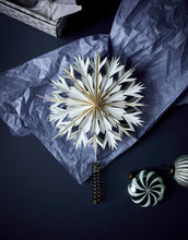 Laden Sie das Bild in den Galerie-Viewer, House Doctor Weihnachtsbaumstern Alsta Weiß/Gold – handgefertigte Papier-Baumspitze mit goldenem Glitzer und Eisen-Spirale.