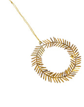Laden Sie das Bild in den Galerie-Viewer, House Doctor Weihnachtsschmuck Lamet in Messing – handgefertigter Kranzanhänger mit feinen Blättchen.