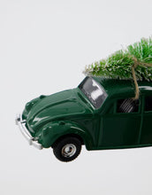 Laden Sie das Bild in den Galerie-Viewer, House Doctor Xmas Car in Grün – größeres nostalgisches Auto mit Baum als Weihnachtsdekoration.