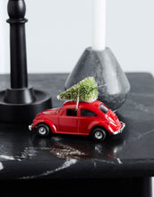 Laden Sie das Bild in den Galerie-Viewer, House Doctor Xmas Car Mini in Rot – nostalgisches kleines Auto mit Baum als Weihnachtsdekoration.