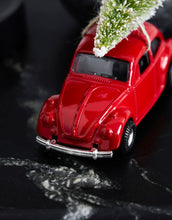 Laden Sie das Bild in den Galerie-Viewer, House Doctor Xmas Car Mini in Rot – nostalgisches kleines Auto mit Baum als Weihnachtsdekoration.